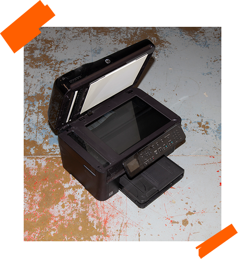 Imprimante multifonction posée au sol, prête à être donnée ou recyclée.