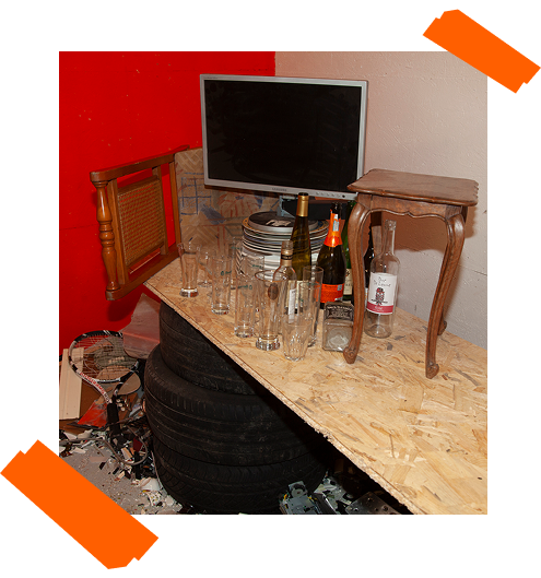 Pack Full Chaos : écran, mobilier, bouteilles, verres et assiettes prêts à être smashés.